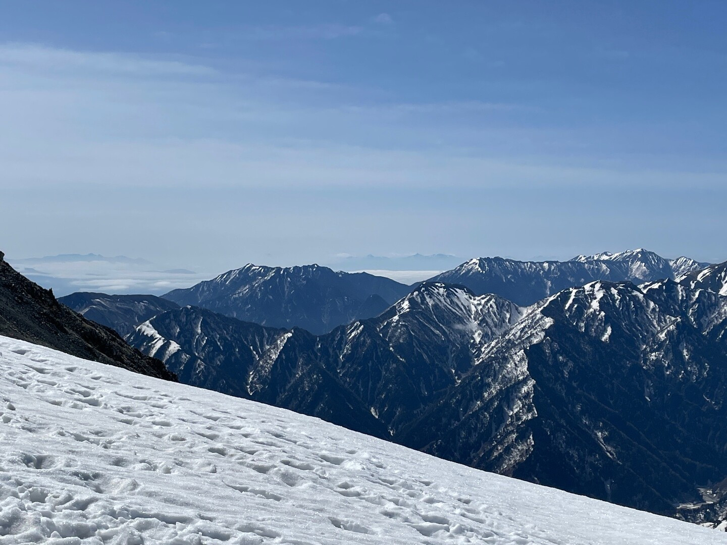 燕岳の向こうに遠くに富士山が見えたー！