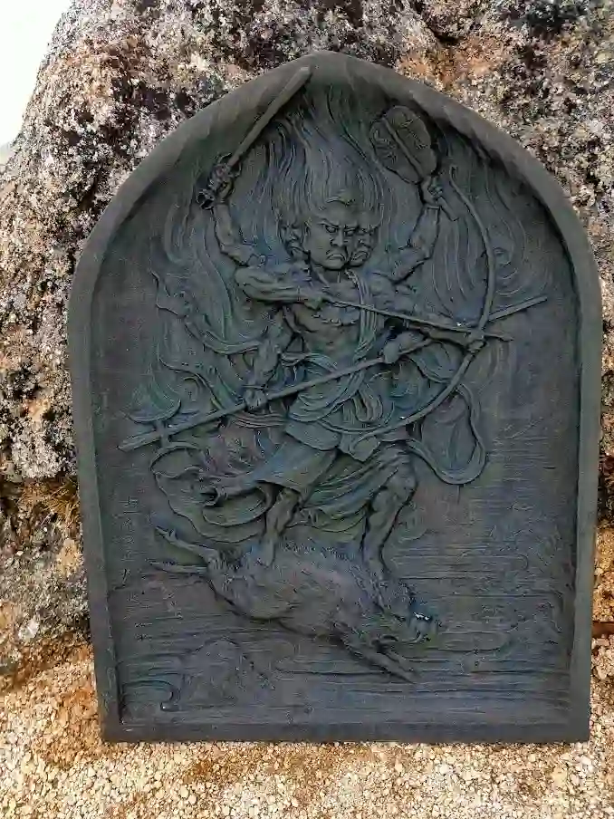 摩利支天に立ち寄り。スサノオノミコトの銅板が印象的。