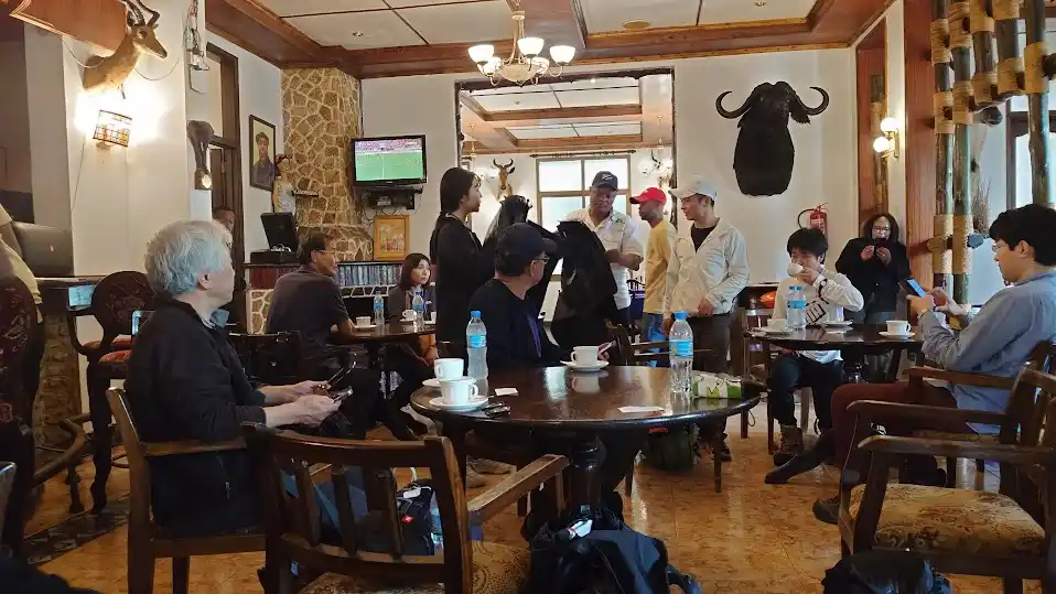 マラング麓のホテルでキリマンジャロコーヒーを飲みながらガイドさんとご挨拶