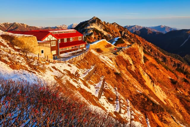 夕焼けに染まる燕山荘