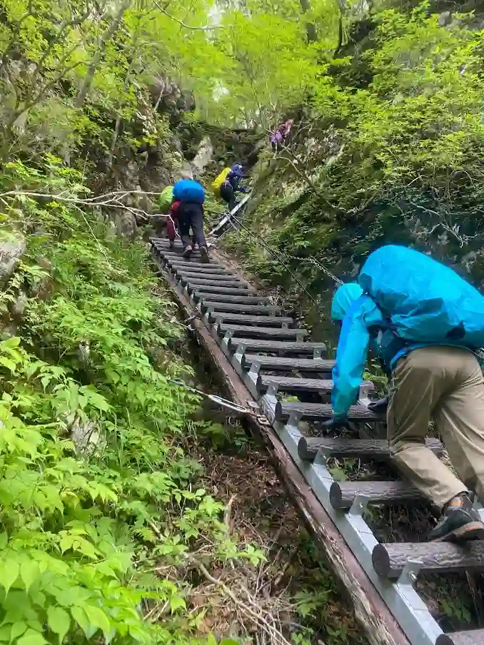 五合目を越えると鎖場・ハシゴが本格化してきます。