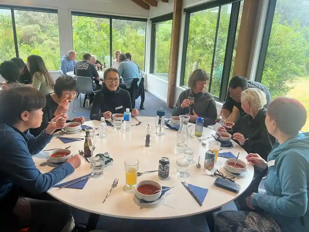 食事時の国際交流も、旅の楽しみのひとつですね