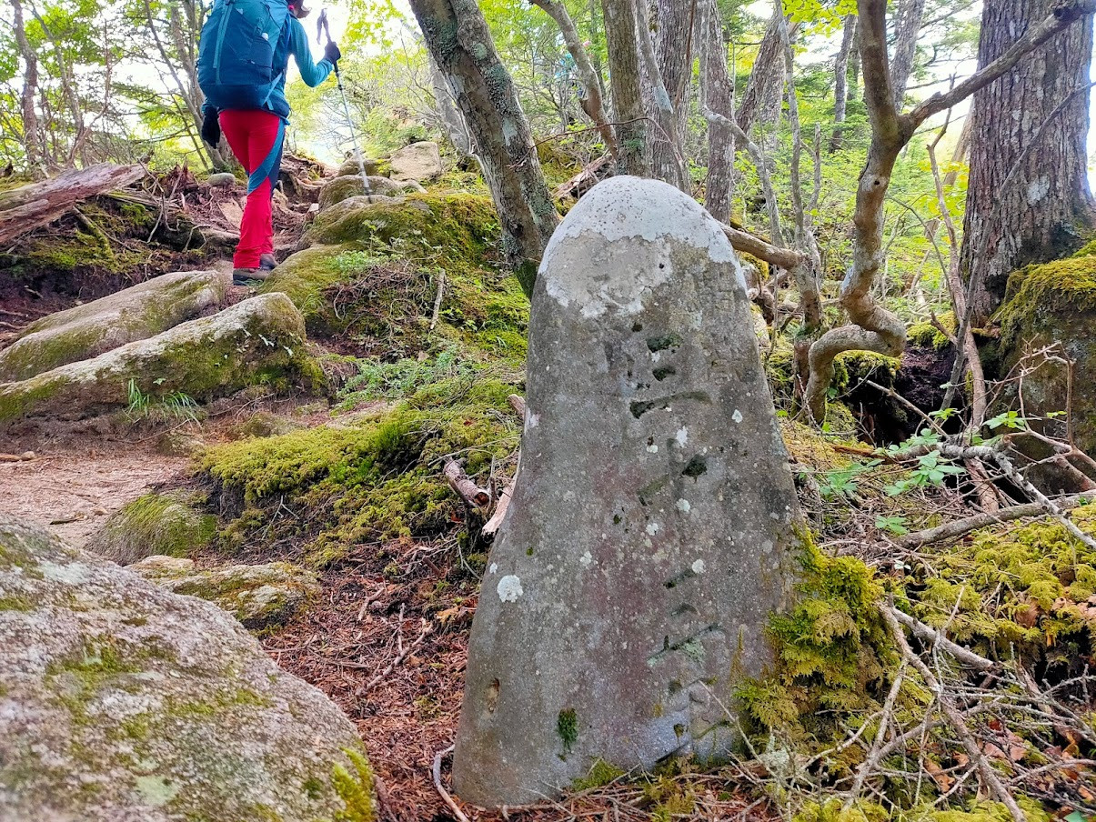 黒戸尾根は古くから登られている登山道で、こうした石碑が点在します。