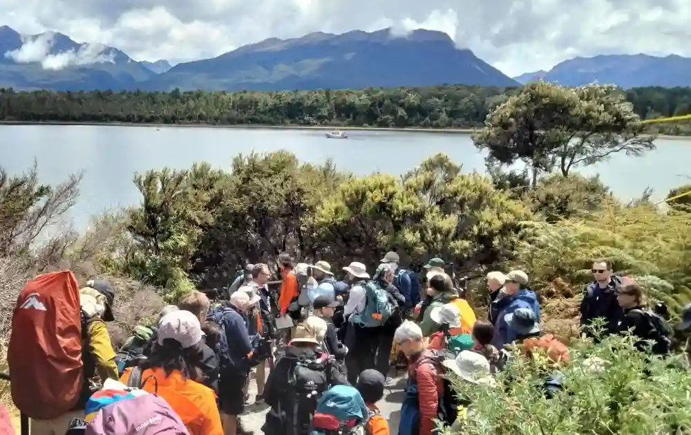 船でミルフォードトラックのスタート地点へ移動します