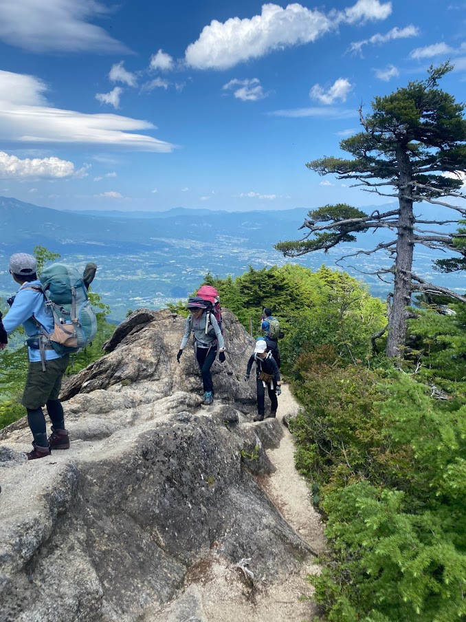 花崗岩の岩場が出てきました。八ヶ岳や日向山を望みます。