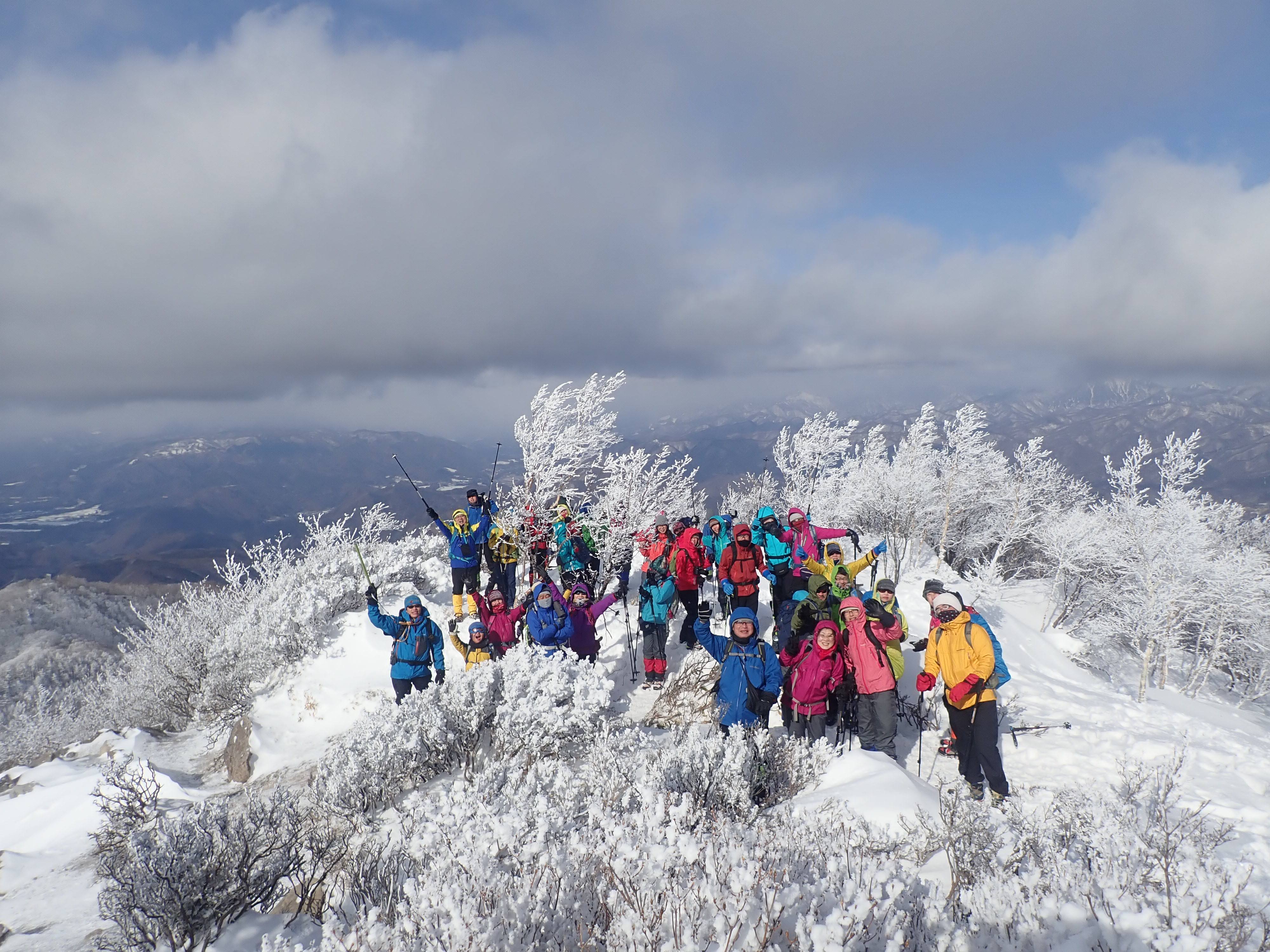 雪の降る朝の赤 photo-1708250565810-6a66931d3c3d