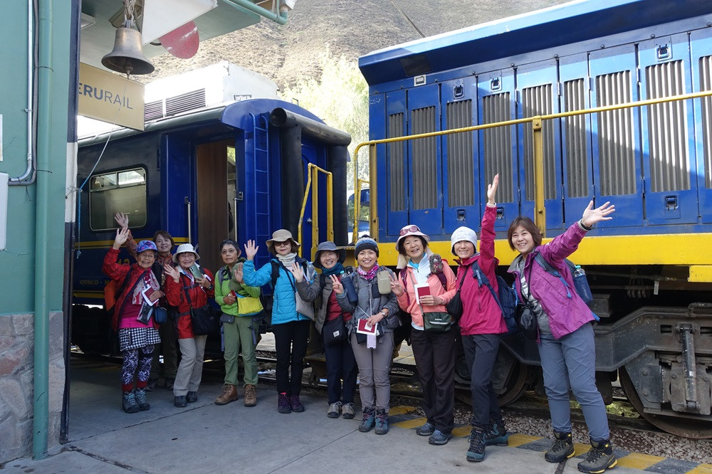 電車の前で集合写真