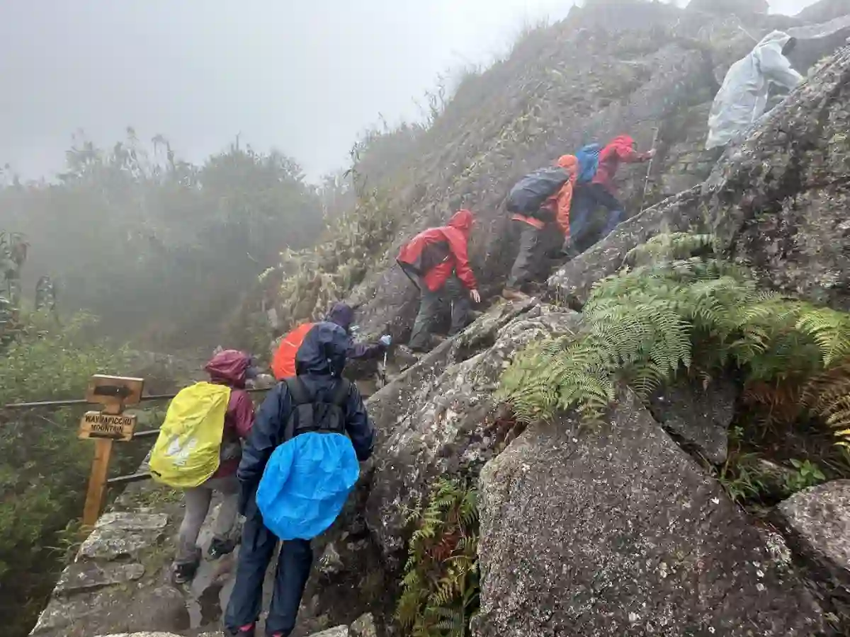 この先の本当の山頂を目指して