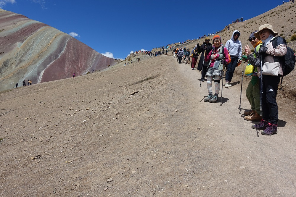 あと少し、後方にレインボーマウンテンが