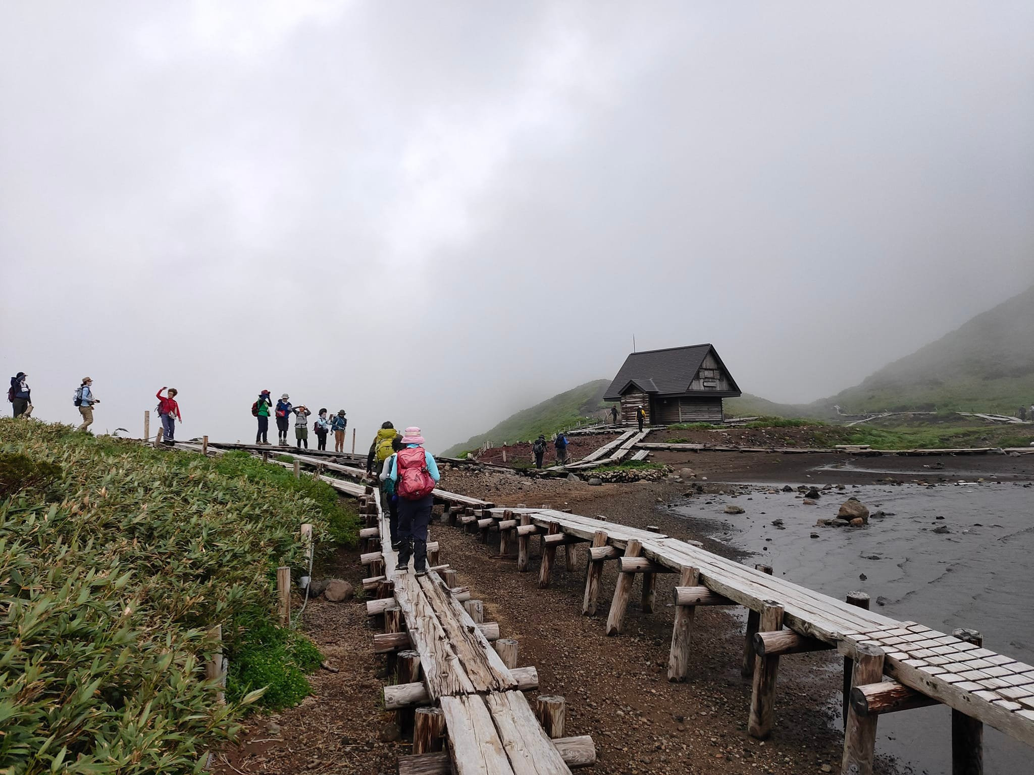 右の建物は避難小屋