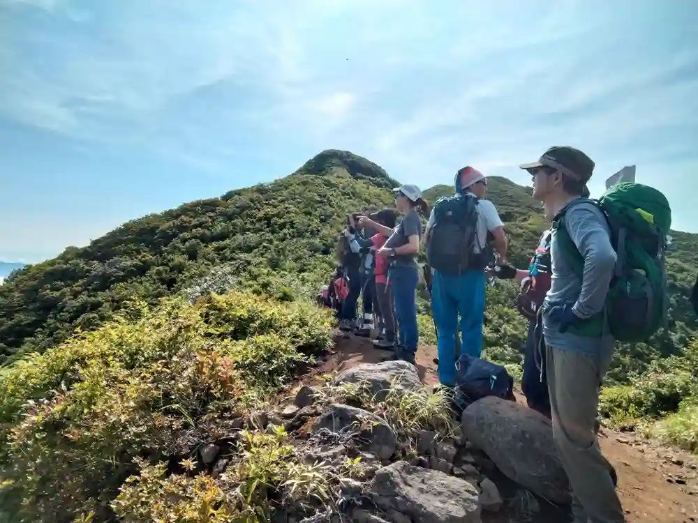 浅草岳登山中にホッと一息遠望も素晴らしい