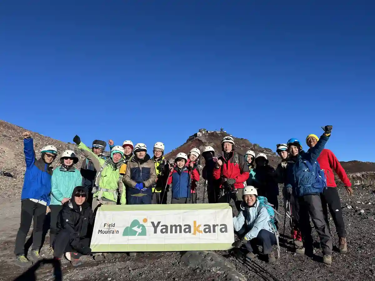 剣ヶ峰をバックに登頂祝、記念撮影