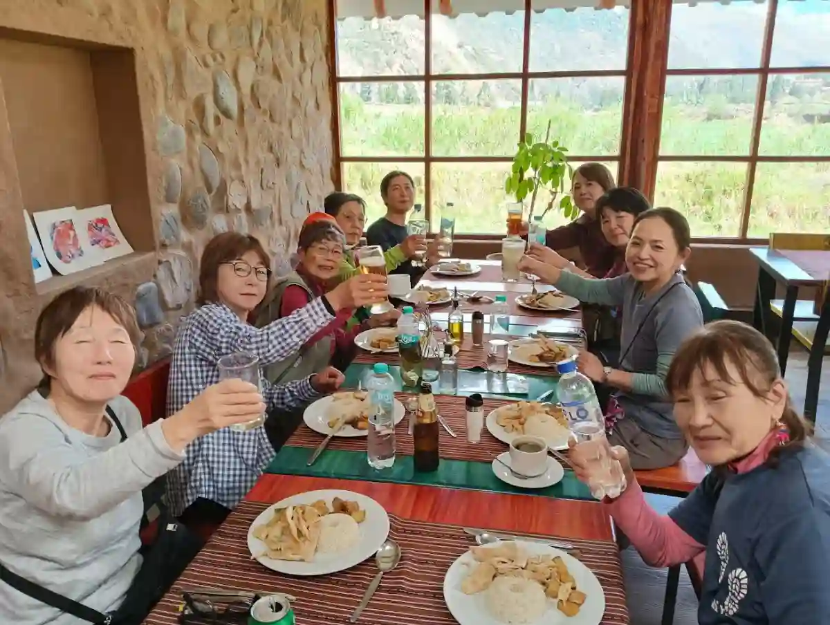 登頂を祝う