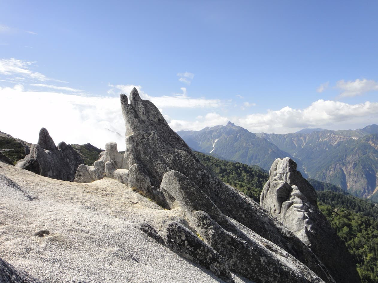 燕岳名物イルカ岩