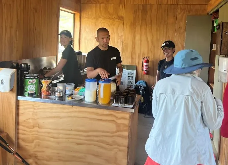 ランチの小屋では、ガイドから飲み物のサービスがあります