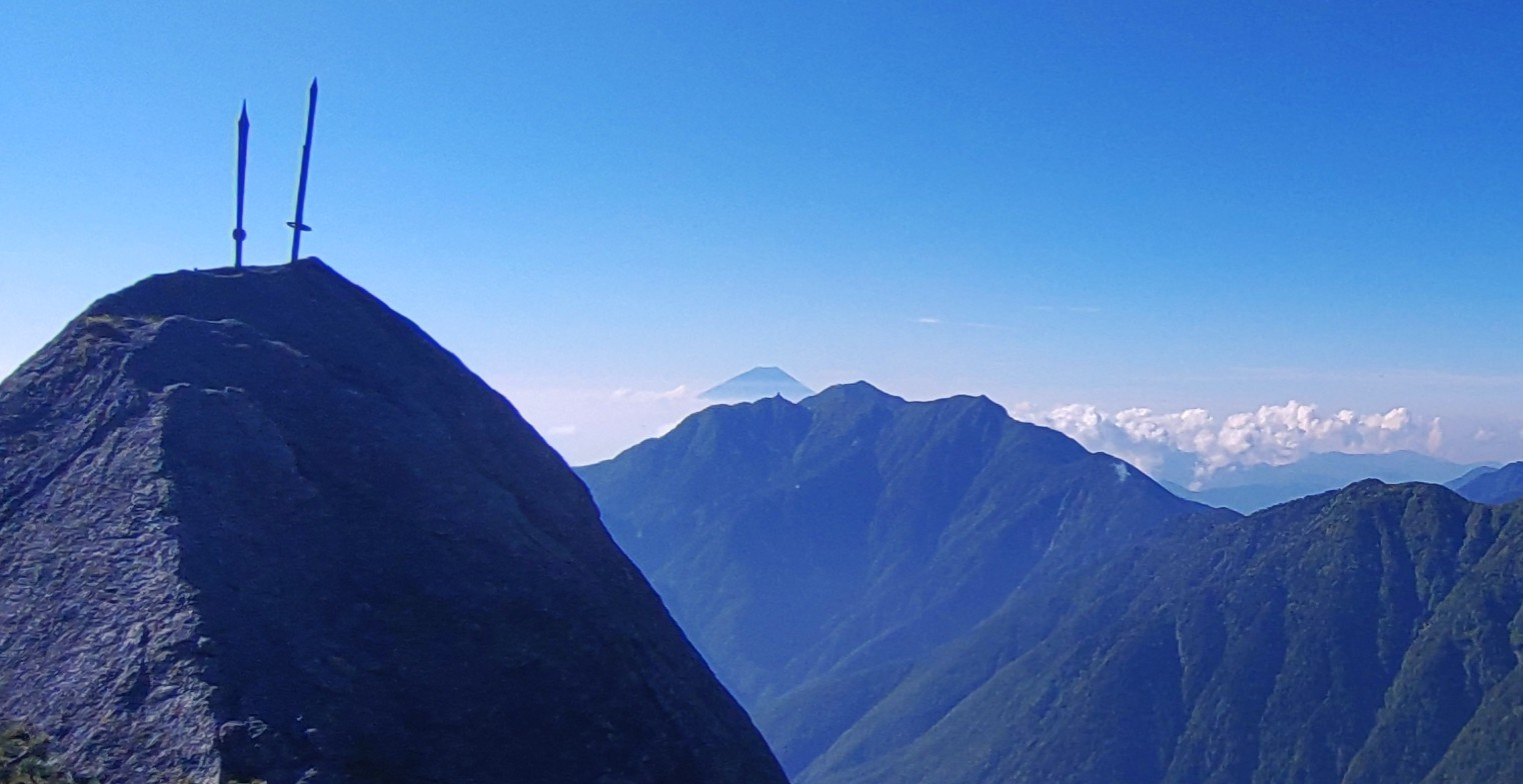 甲斐駒ヶ岳から望む富士山