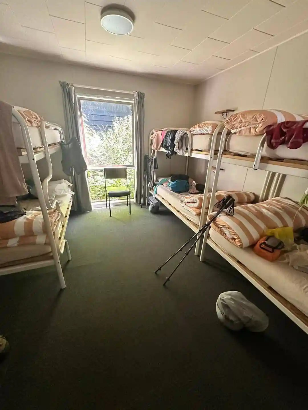 山小屋の部屋は二段ベッド。寝具もあって快適です