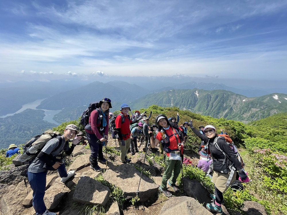 山頂は狭いけど絶景　バックには田子倉湖