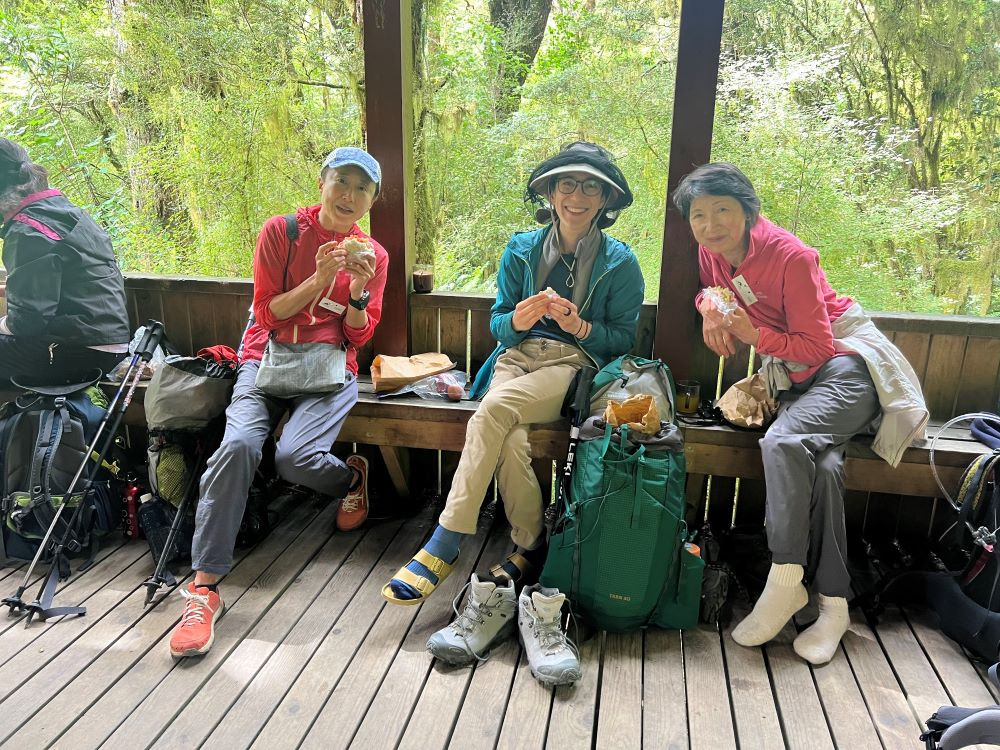 お昼場所は決められています。トイレ、休憩所も完備です