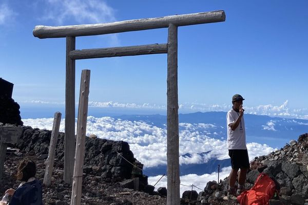 8,000m峰にも登っているガイドさん…さりげなくピース！