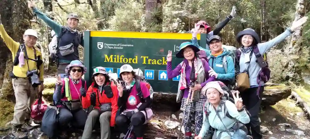 ミルフォードトラックスタート地点で記念撮影！