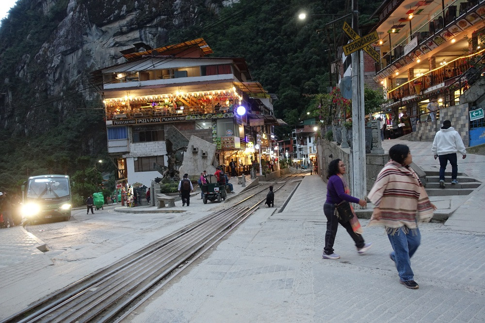 シャトルバスでマチュピチュ村に到着
