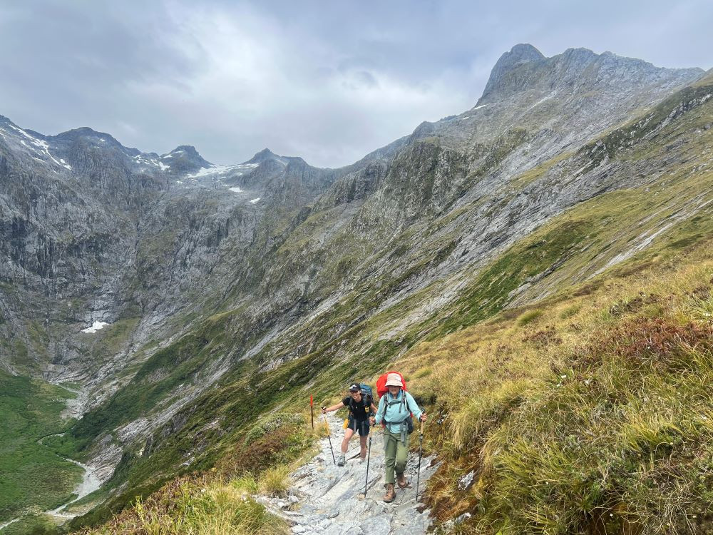 峠までつづら折りの登りが続きます…