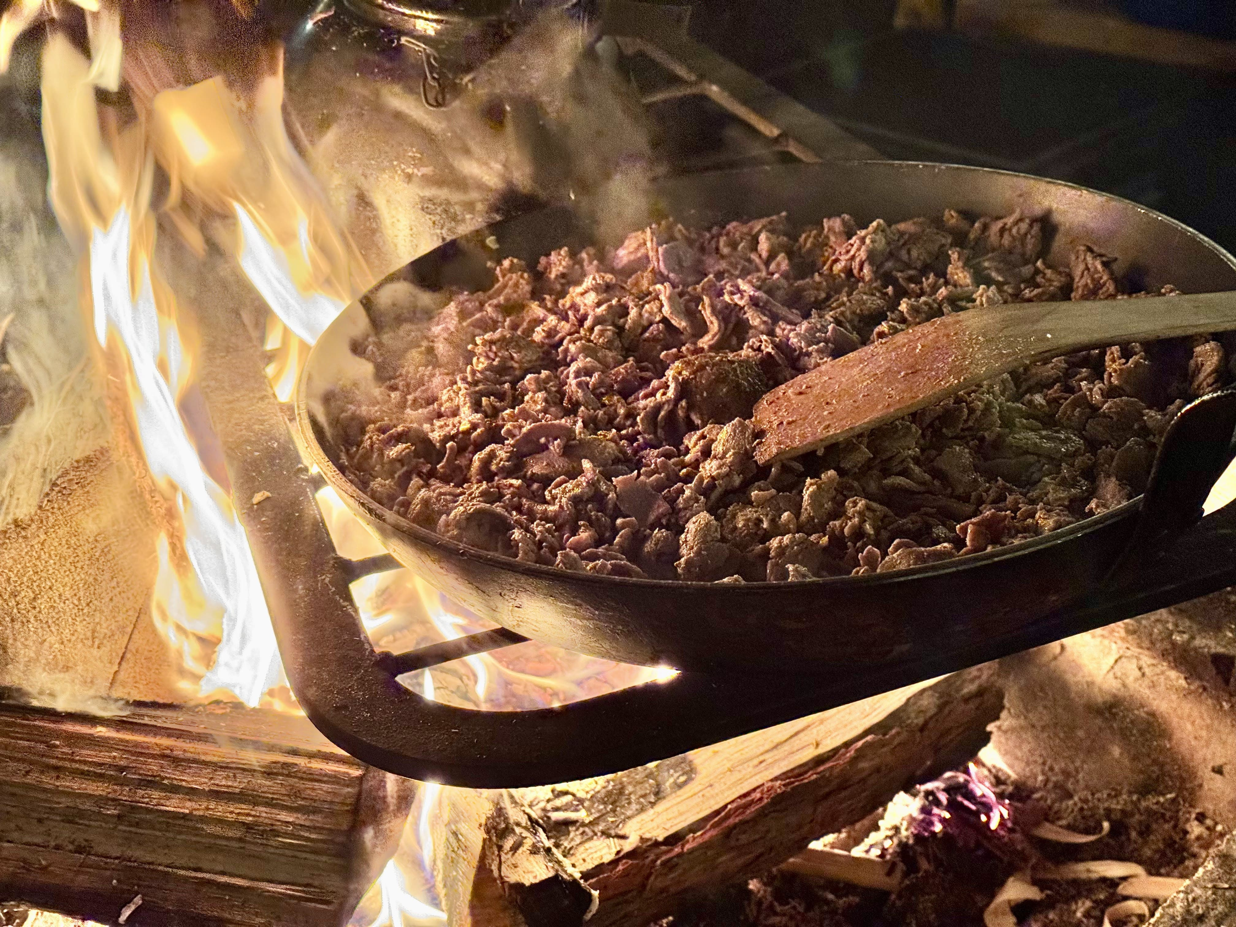 待ち時間に手づくりトナカイ肉バーガ―