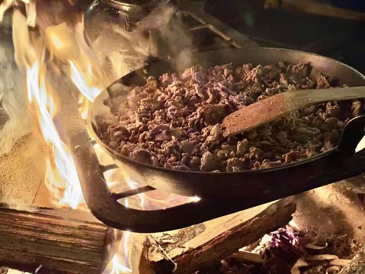 待ち時間に手づくりトナカイ肉バーガ―