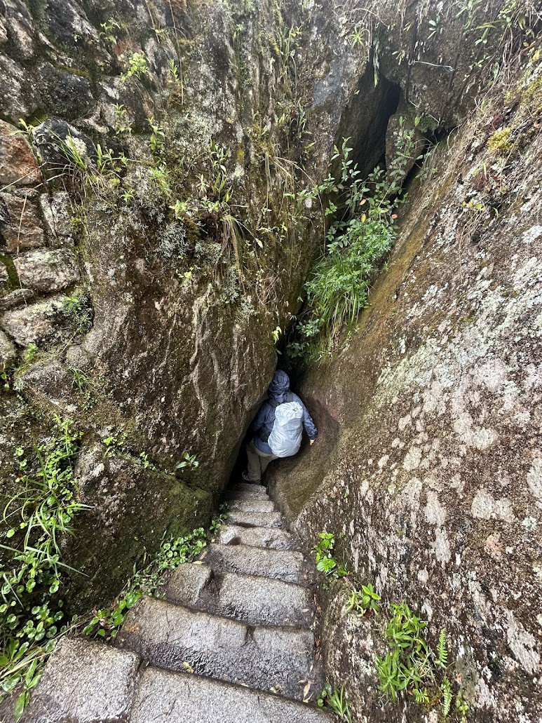 細い穴を潜り抜ける