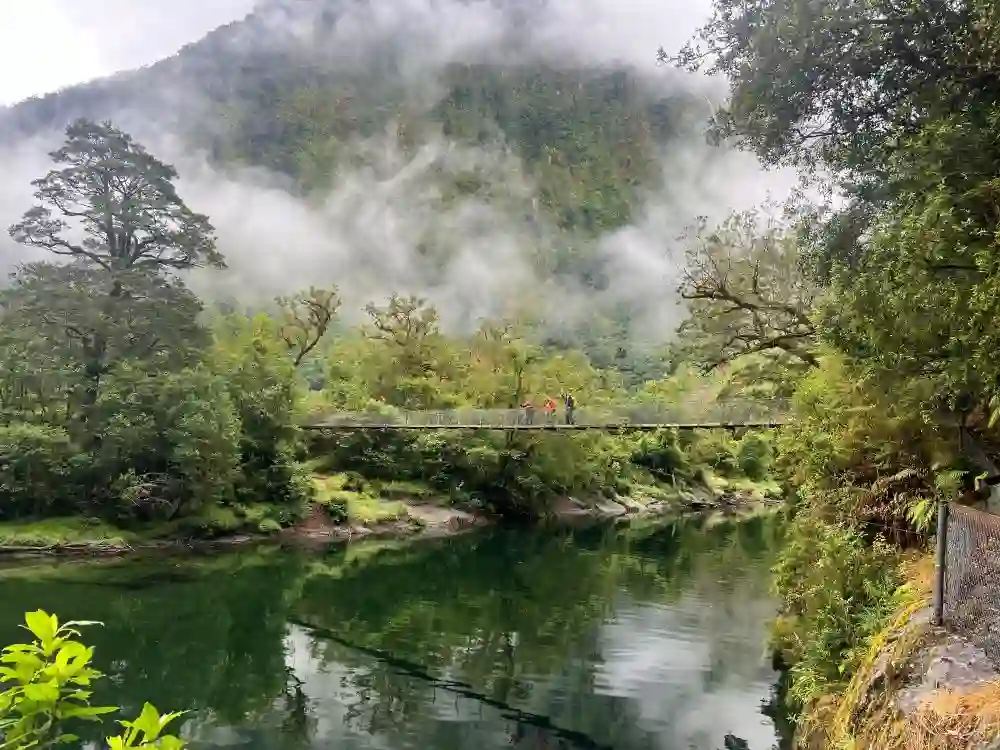 小川にかかる吊り橋がたくさんあります