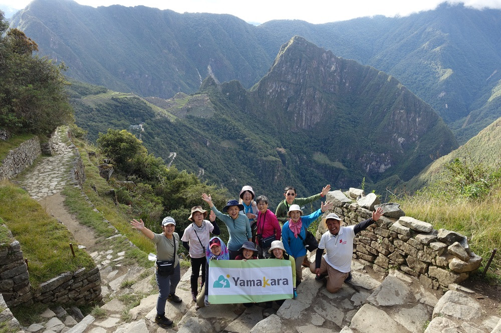 「太陽の門」からマチュピチュを背に集合写真