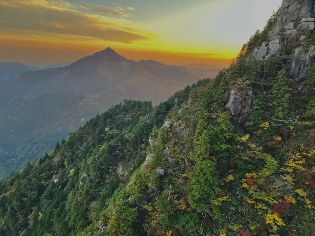御在所の紅葉と夕暮れ