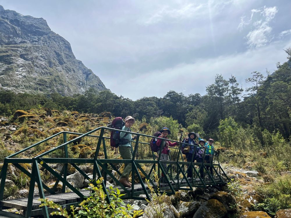 普通の橋ですが、大自然の中だと絵になりますね