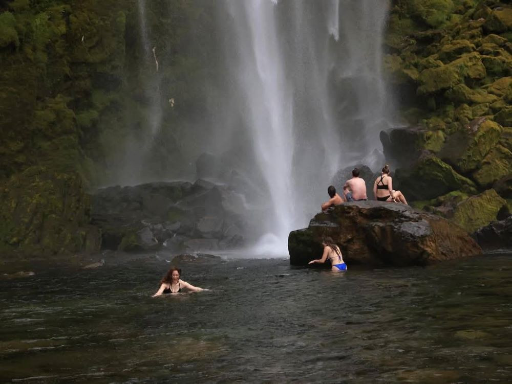 湖では必ず水着姿の外国人がいます…