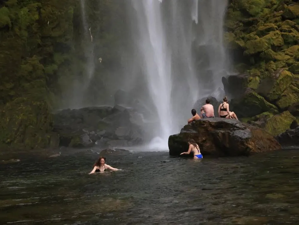 湖では必ず水着姿の外国人がいます…