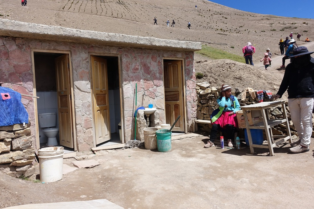 山頂途中のトイレ