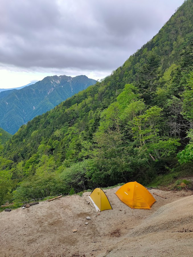 朝6:00過ぎに出発。テント場近くからは鳳凰三山が良く見えました。