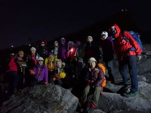 富士登山のように、深夜に山小屋をスタート！