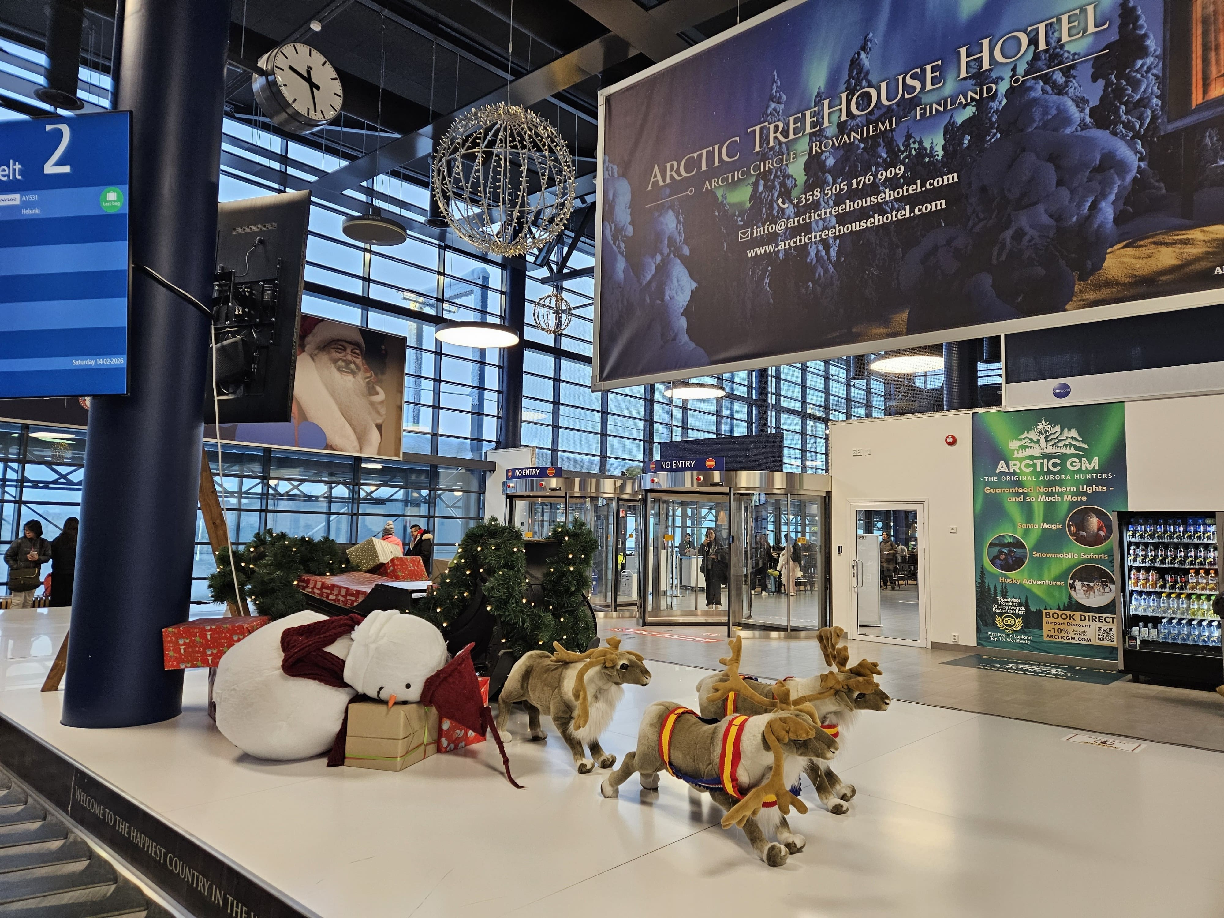 ロヴァニエミ空港到着（雪だるまさん。。。）