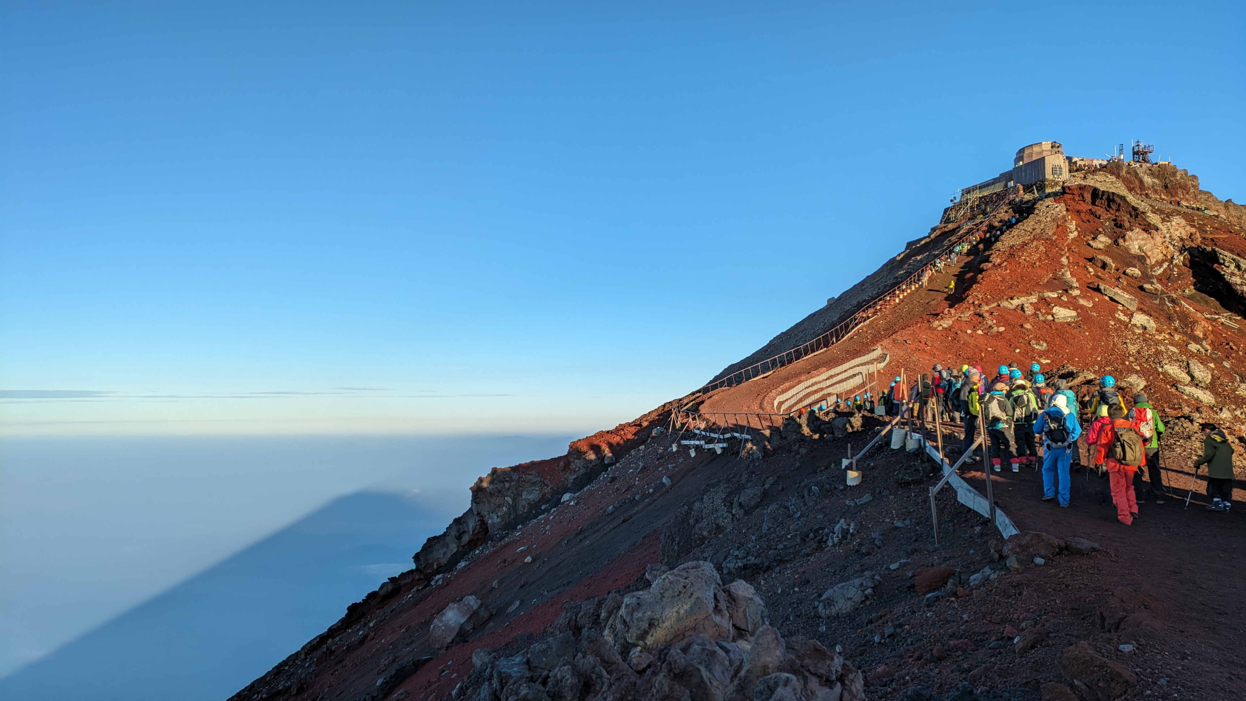 剣ヶ峰をバックに影富士