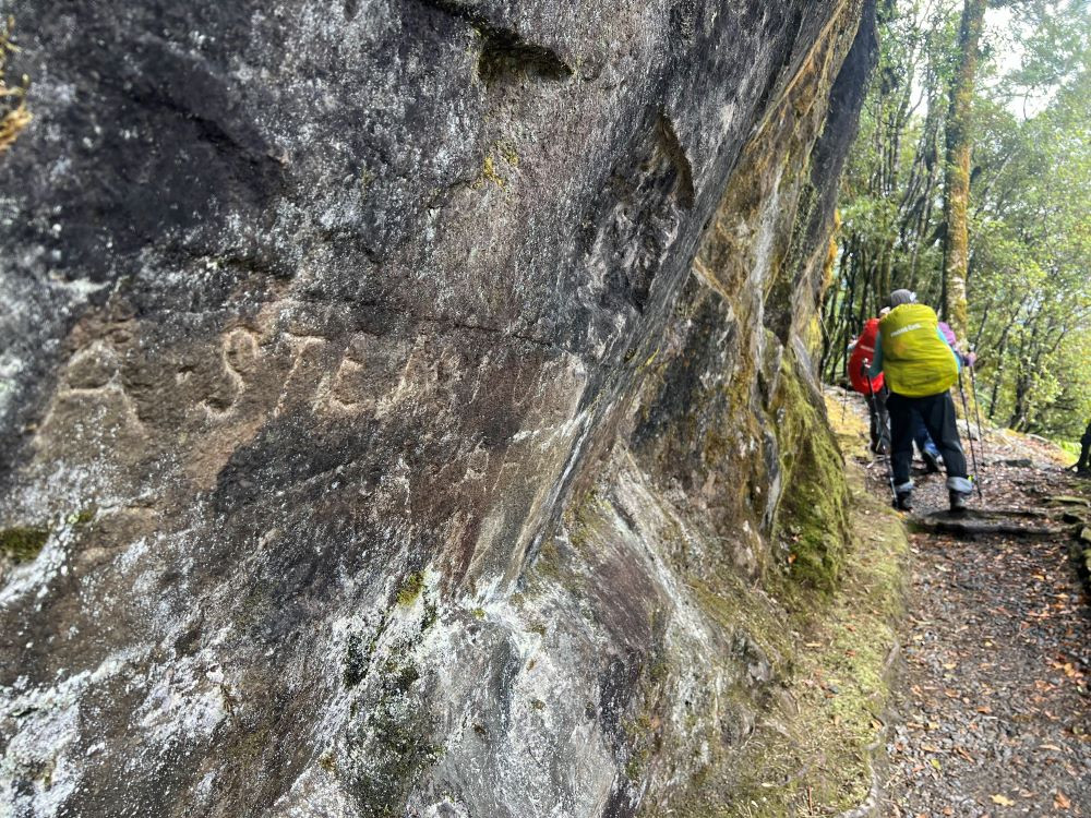 ミルフォードトラック最後の開通エリア。携わった坑夫のサインも！