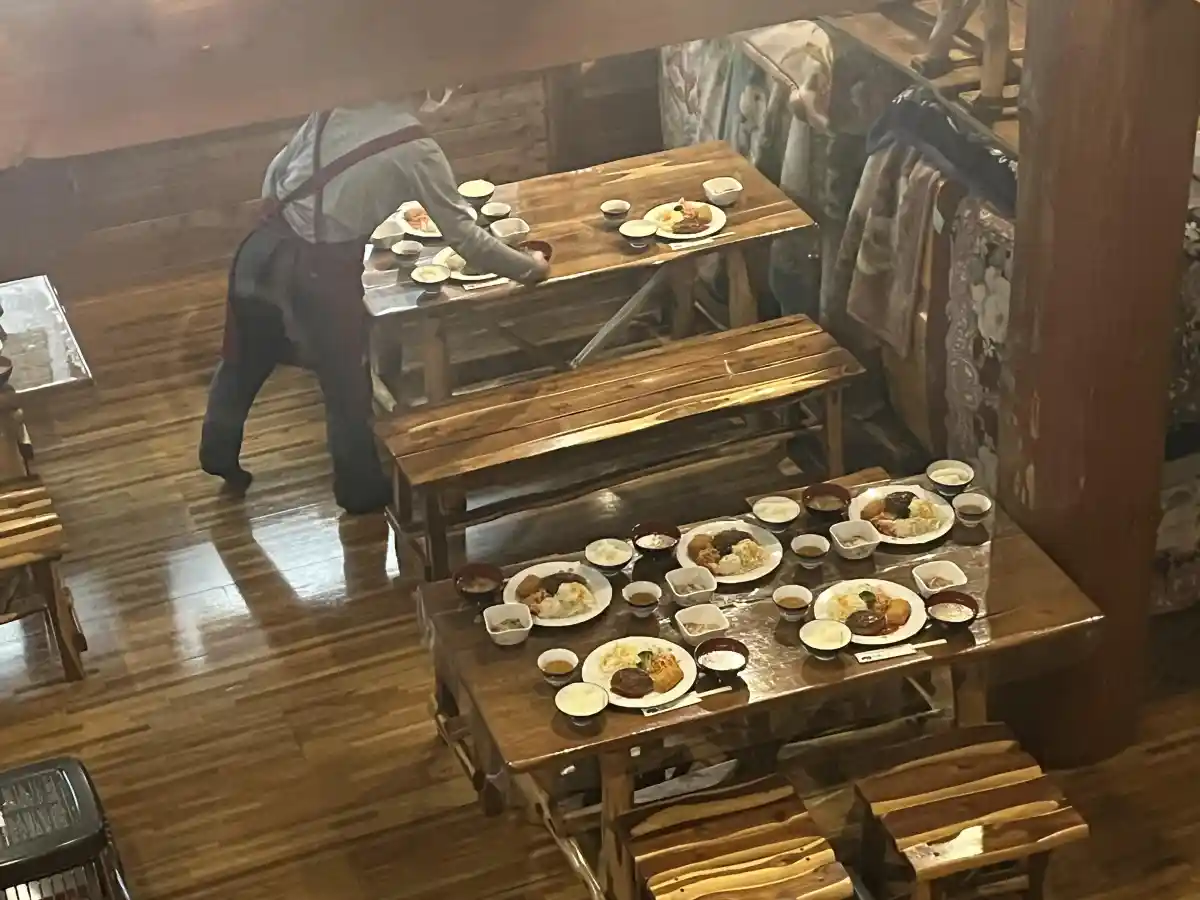 廊下わきの窓から覗き見る