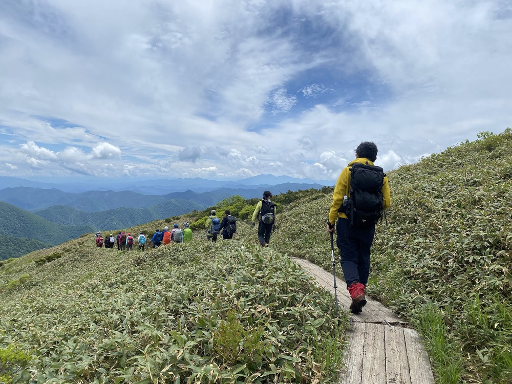 山頂までの道のりには木道も