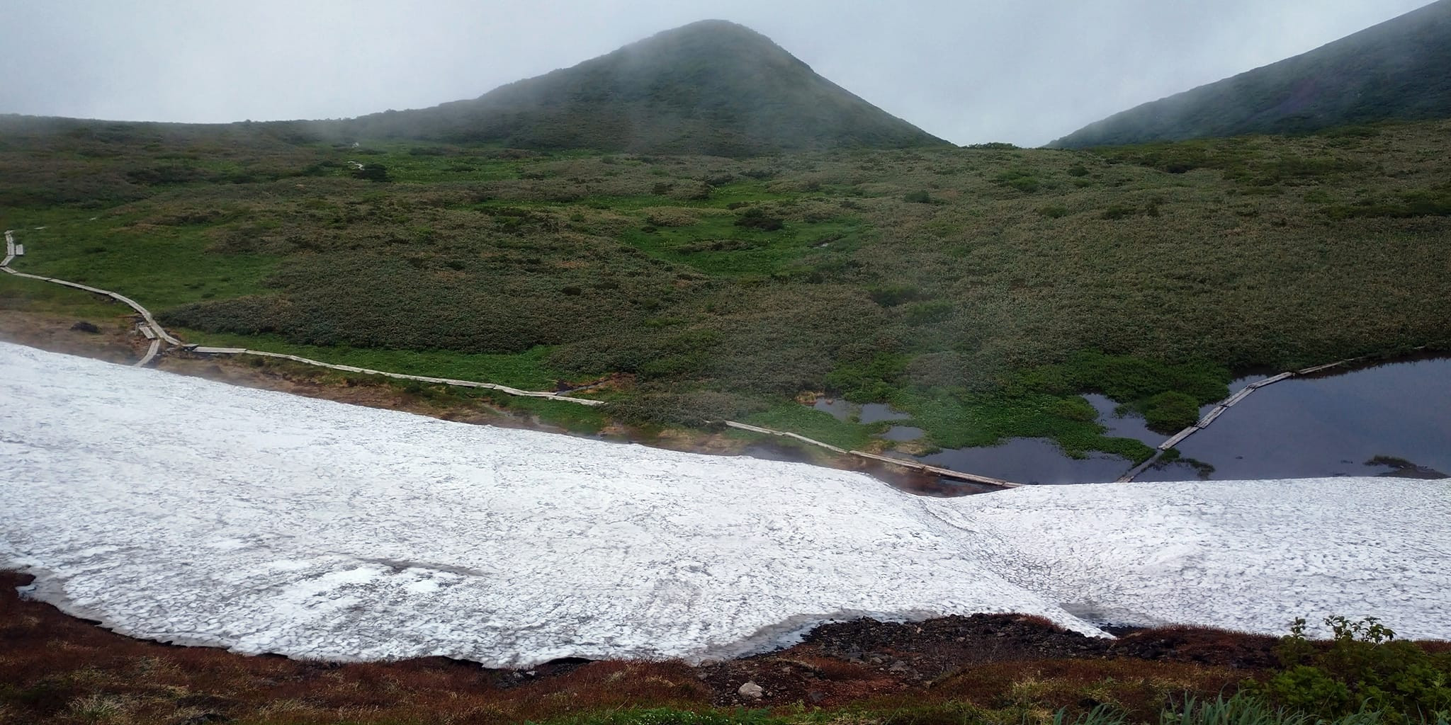 秋田駒ヶ岳・雪渓が残ってました。