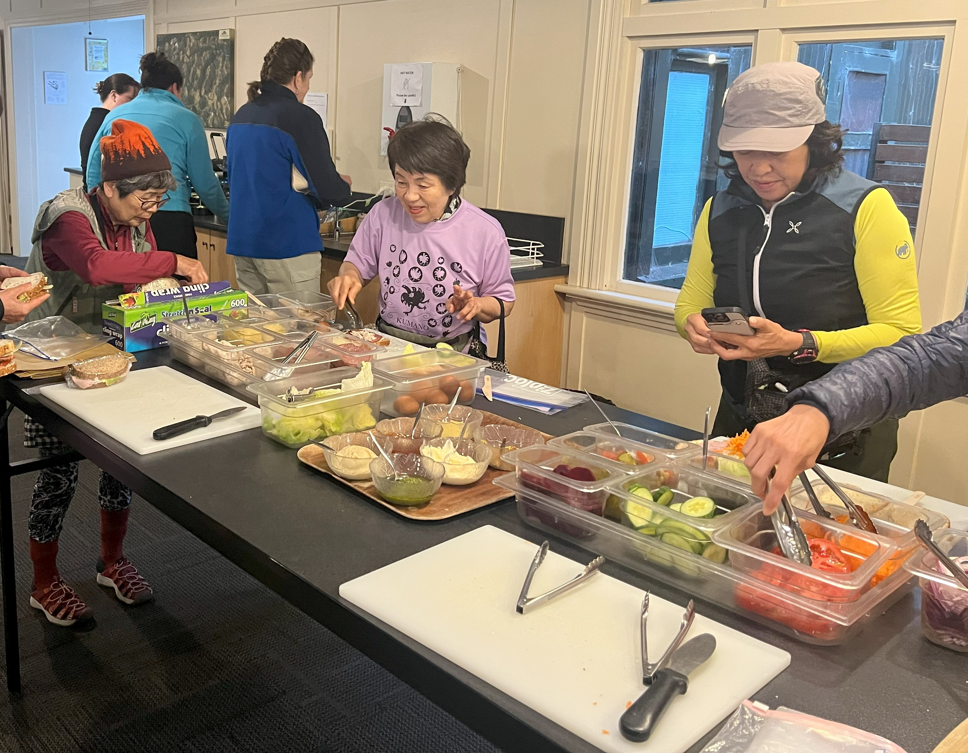 昼食のサンドイッチは各自で作ります