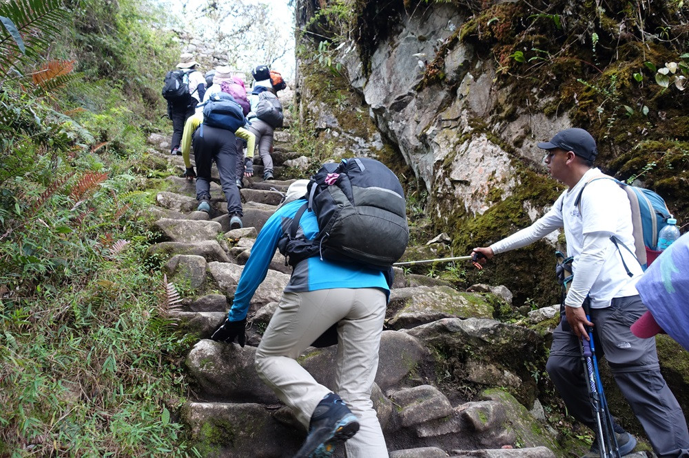 インティプンク (Inti Punku): インカトレイルの終着点であり、「太陽の門」へ