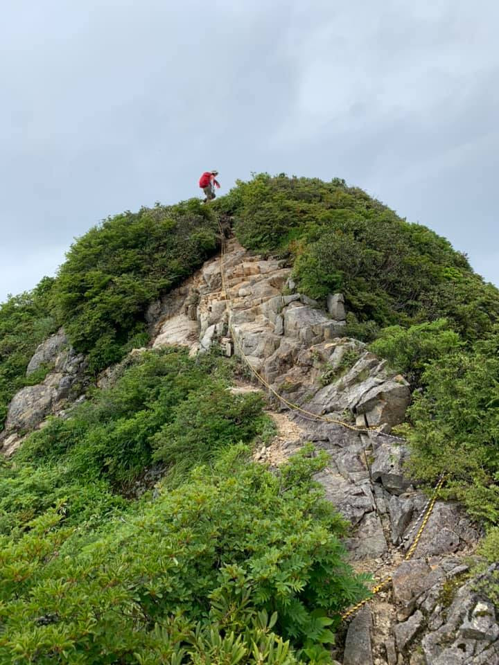 最後のロープを越えると山頂