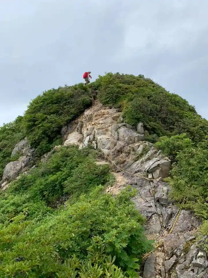 最後のロープを越えると山頂