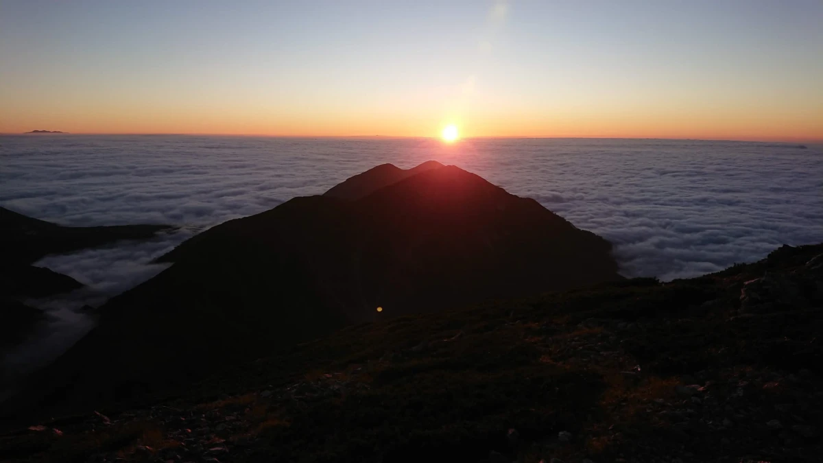 雄山頂上雲海とご来光